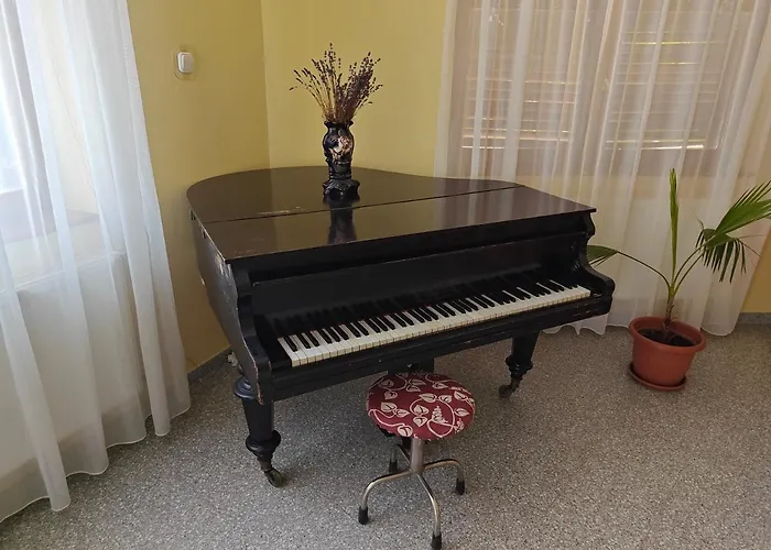 Lira アパート ヘーヴィーズ